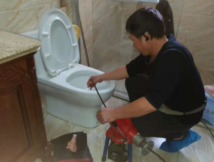 家里面的马桶下水不畅怎么办？
