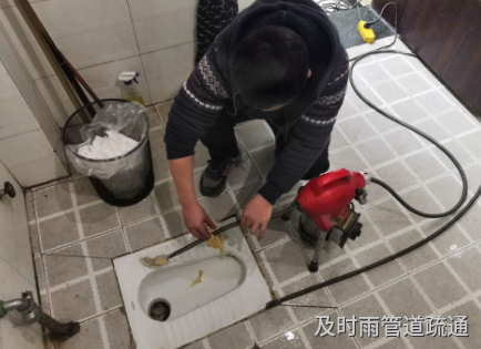 弹簧上面有纸巾以及胶袋子
