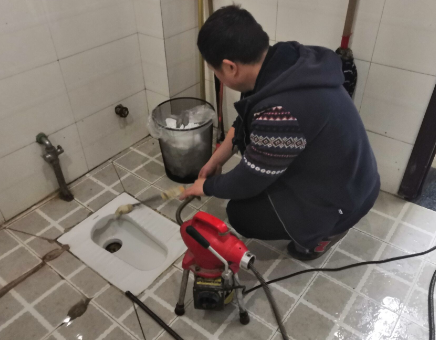 厕所蹲坑容易掉入东西