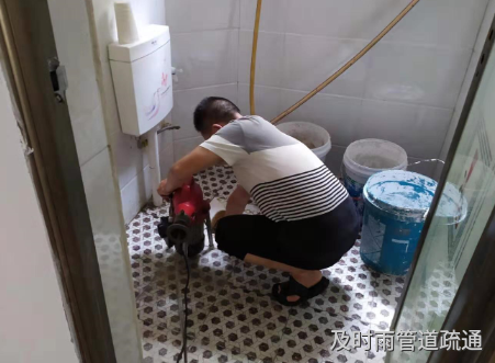 疏通浴缸下水道堵塞的做法