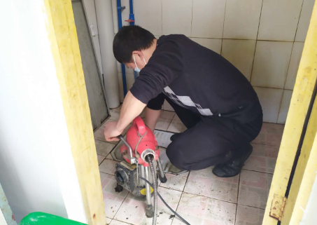 如何安全使用彭水疏通下水道机器？
