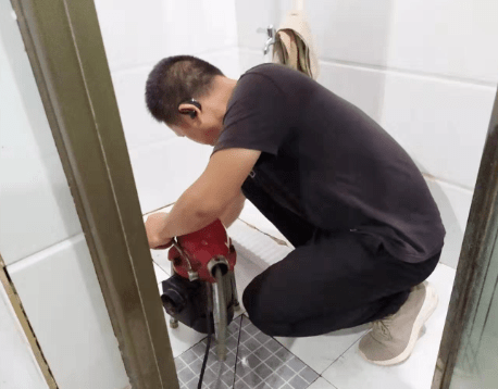 怎么使用电动型疏通机器？
