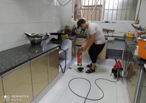 如何使用手摇疏通器？