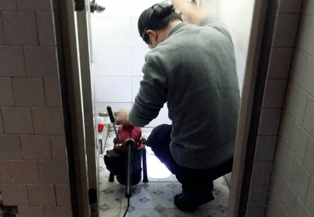 厕所管道发生阻塞应该怎么处理？
