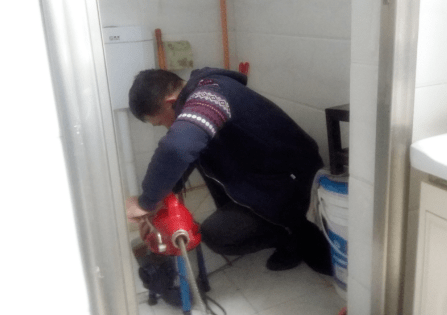 盲目冲水并不能解决管道堵塞问题
