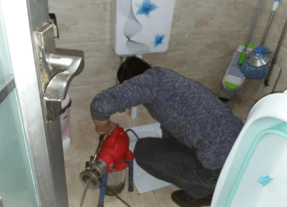 如何疏通下水道？