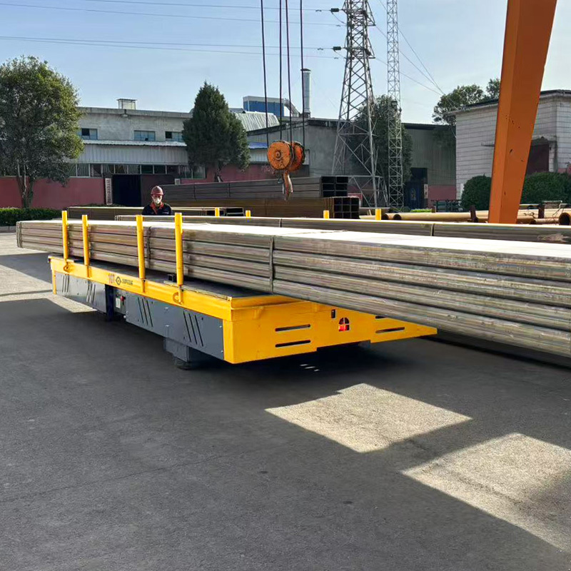 Trackless flat cart for transporting steel pipes