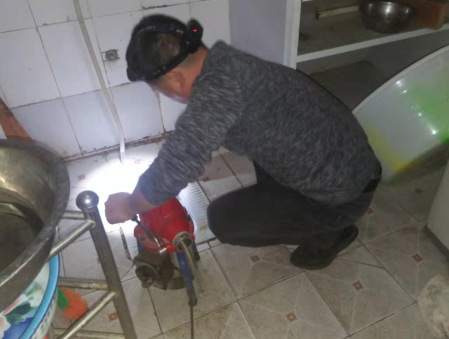 巧用管道疏通剂解决管道堵塞 巧用管道疏通剂解决管道堵塞