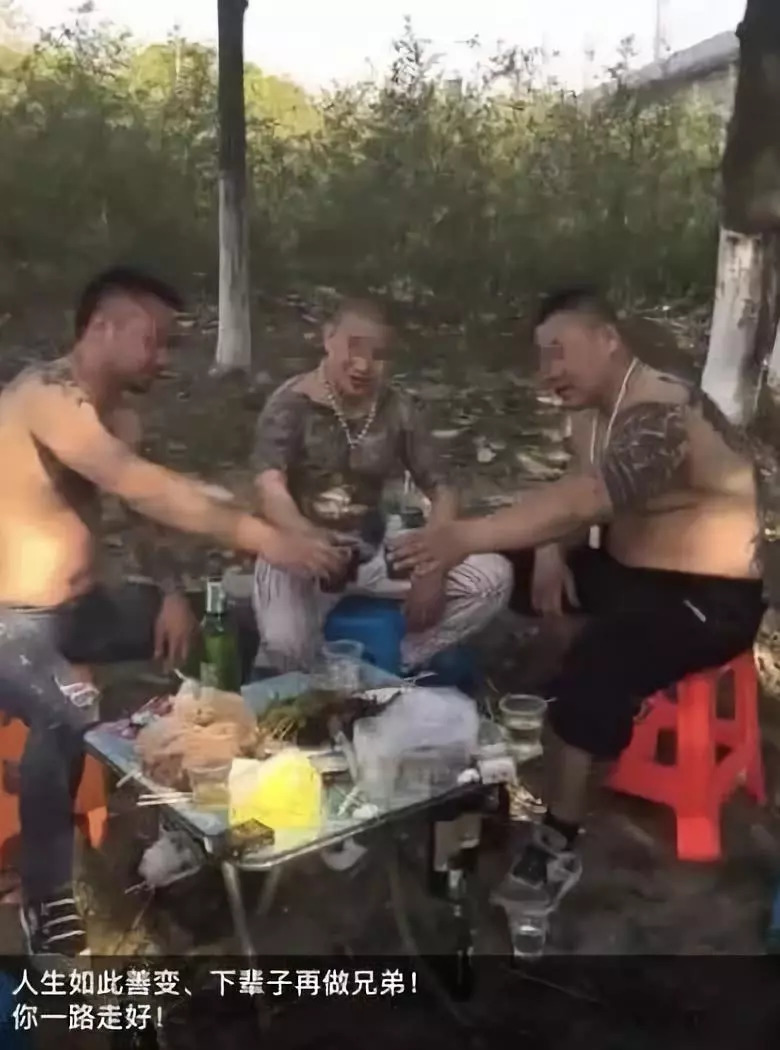 “宝马纹身男”持刀砍人不慎刀落被“反杀”,属于正当防卫还是防卫过当? “宝马纹身男”持刀砍人不慎刀落被“反杀”,属于正当防卫还是防卫过当?